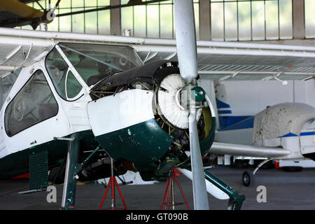 L'entretien de moteurs d'avions turbopropulseurs General in hangar Banque D'Images