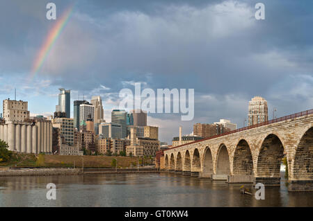 Minneapolis. Image de la ville de Minneapolis dans la matinée avec arc-en-ciel. Banque D'Images