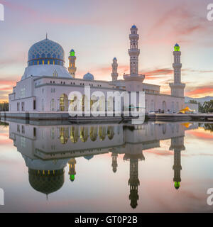 La mosquée de la ville de Kota Kinabalu (La Mosquée flottante) ou Masjid Bandaraya Kota Kinabalu Banque D'Images