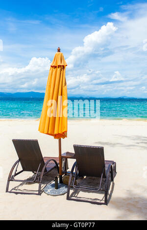 Deux chaises longues avec parasol sur une plage Banque D'Images