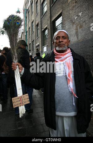 Bengali man selling peacock feathers, Brick Lane, Londres, Royaume-Uni Banque D'Images