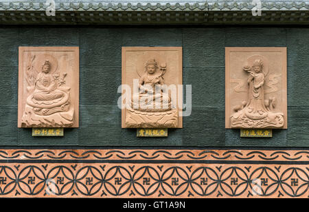 Chungcheongbuk-do, Corée du Sud - le 29 août 2016 : Bouddha sculptés sur le mur, la Corée du Sud Banque D'Images