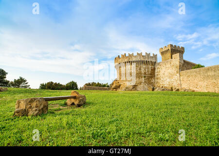 Populonia village médiéval monument, banc, murs de la ville et la tour du fort vue panoramique. La toscane, italie. Banque D'Images