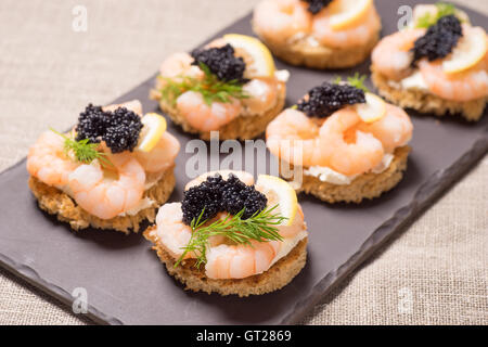 Apéritif crevettes servi sur pain grillé Banque D'Images Apéritif crevettes servi sur pain grillé Banque D'Images
