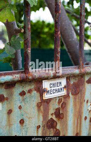 Panneau d'avertissement en français, chien, chien de garde de la marine marchande. Banque D'Images