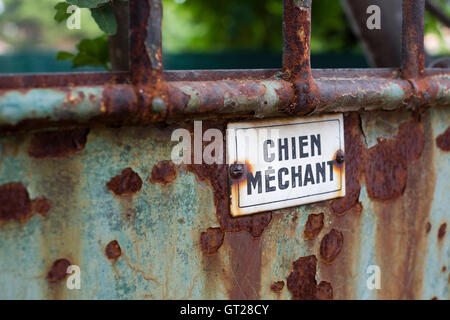 Panneau d'avertissement en français, chien, chien de garde de la marine marchande. Banque D'Images