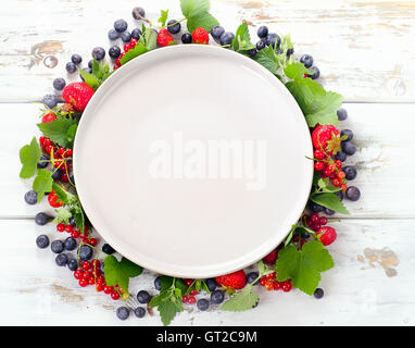 Divers L'été frais Fruits rouges - bleuets, fraises et de groseille rouge. Alimentation saine food concept. Banque D'Images