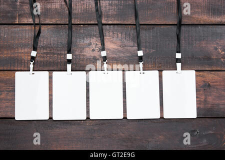 Les badges de cinq cartes avec des cordes sur la table en bois Banque D'Images