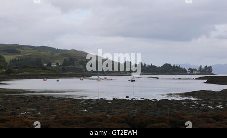 Yachts et château près de Aros Salen Isle of Mull Ecosse 30 Septembre 2016 Banque D'Images