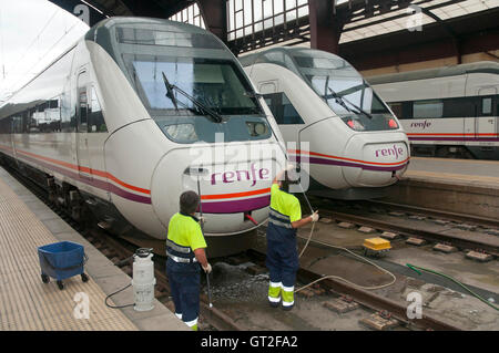 -Le nettoyage de la gare des trains, La Corogne, une région de Galice, Espagne, Europe Banque D'Images