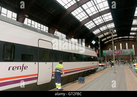 -Le nettoyage de la gare des trains, La Corogne, une région de Galice, Espagne, Europe Banque D'Images