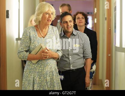 La duchesse de Cornouailles (à gauche), Patron de l'ordre de la podologie promenades avec le Dr Tariq Khan, lors de sa visite au Royal London Hospital pour la médecine intégrée dans le centre de Londres où elle a rencontré les podiatres et les patients. Banque D'Images