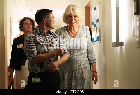 La duchesse de Cornouailles (droite), Patron de l'ordre de la podologie promenades avec le Dr Tariq Khan, lors de sa visite au Royal London Hospital pour la médecine intégrée dans le centre de Londres où elle a rencontré les podiatres et les patients. Banque D'Images