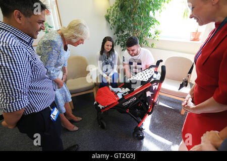 La duchesse de Cornouailles (deuxième à gauche) Patron de l'Ordre des podiatres, rencontre 6 mois Noah Jay (centre) et ses parents Sarah Saville (centre gauche) et Tom Jay (centre droit), lors de sa visite au Royal London Hospital pour la médecine intégrée dans le centre de Londres où elle a rencontré les podiatres et les patients. Banque D'Images