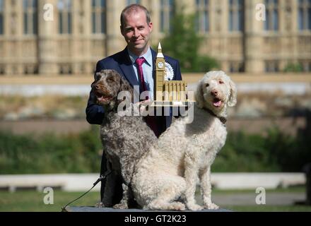 Jonathan Reynolds MP et son labradoodles Clinton (à droite) et Kennedy (à gauche), les gagnants de la Westminster Dog de l'année 2016, organisée conjointement par le Kennel Club et les chiens Trust au Victoria Tower Gardens à Westminster, Londres. Banque D'Images