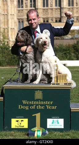 EDITORIAL N'UTILISEZ QUE Jonathan Reynolds MP, avec Labradoodles Clinton (à droite) et Kennedy est annoncé comme les gagnants de la 24e Westminster Dog de l'année de la concurrence, qui est organisée conjointement par les chiens Trust et le Kennel Club, Victoria Tower Gardens à Londres. Banque D'Images