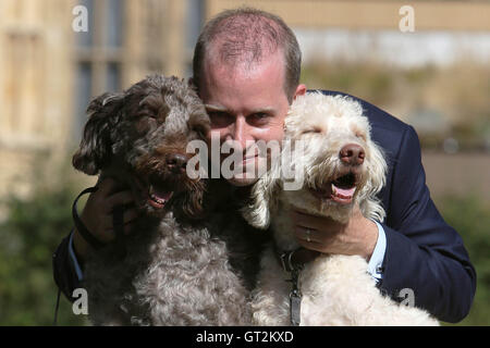 EDITORIAL N'UTILISEZ QUE Jonathan Reynolds MP, avec Labradoodles Clinton (à droite) et Kennedy est annoncé comme les gagnants de la 24e Westminster Dog de l'année de la concurrence, qui est organisée conjointement par les chiens Trust et le Kennel Club, Victoria Tower Gardens à Londres. Banque D'Images