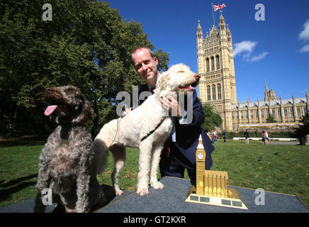 EDITORIAL N'UTILISEZ QUE Jonathan Reynolds MP, avec Labradoodles Clinton (à droite) et Kennedy est annoncé comme les gagnants de la 24e Westminster Dog de l'année de la concurrence, qui est organisée conjointement par les chiens Trust et le Kennel Club, Victoria Tower Gardens à Londres. Banque D'Images