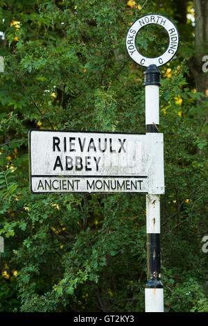 Rievaulx village, North Yorkshire - fonte traditionnelle sign post pointant les visiteurs de l'abbaye, dans la bonne direction. Banque D'Images