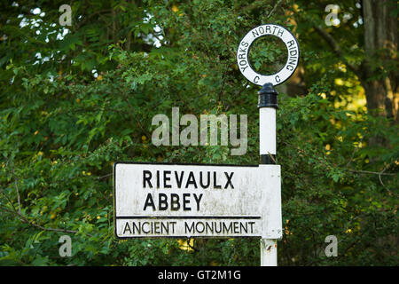 Rievaulx village, North Yorkshire - fonte traditionnelle sign post pointant les visiteurs de l'abbaye, dans la bonne direction. Banque D'Images