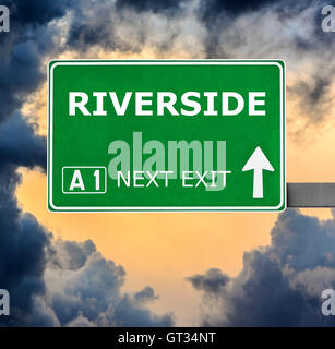 RIVERSIDE road sign against clear blue sky Banque D'Images