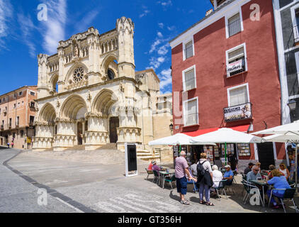 Les bâtiments colorés et la Cathédrale sur la Plaza Mayor, Madrid, Castille La Manche, Espagne Banque D'Images