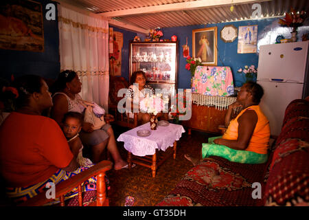 - Chagos 05/04/2012 - Maurice - Odette, opposant politique à Olivier Bancoult, vivant en Suisse, les chagossiens, essayer de convaincre une famille pour les prochaines élections - Olivier Goujon / Le Pictorium Banque D'Images