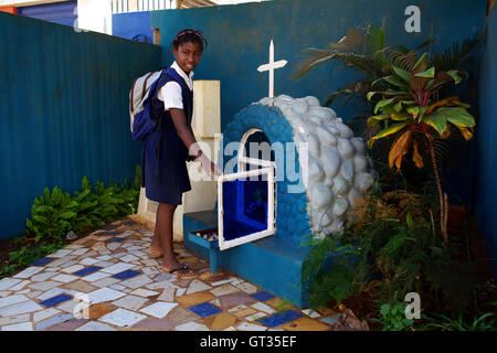 - Chagos 04/04/2012 - Ile Maurice - un élève de réfugiés chagossiens en revenant de l'école, Baie-du-Tombeau, Maurice - Olivier Goujon / Le Pictorium Banque D'Images