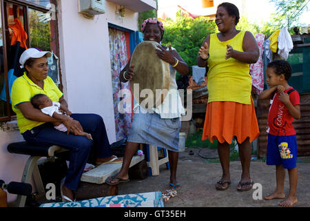 - Chagos 04/04/2012 - Ile Maurice - Dans l'épicerie de Baie-du-Tombeau, certains chagossiens femme jouant des chansons traditionnelles - Olivier Goujon / Le Pictorium Banque D'Images