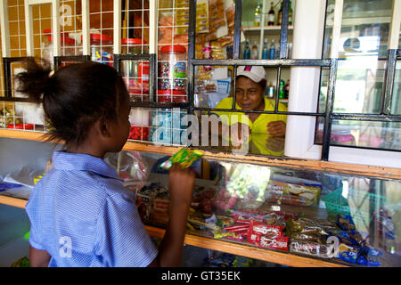 - Chagos 04/04/2012 - Ile Maurice - Dans l'épicerie de Baie du Tombeau, Île Maurice - bidonville de Chagossiens Olivier Goujon / Le Pictorium Banque D'Images