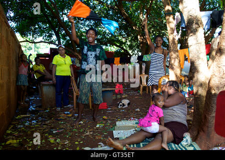 - Chagos 04/04/2012 - Maurice - Quelques Chagossiana réfugiés dans le bidonville de Baie du Tombeau, Île Maurice, avec les chagossiens drapeau - Olivier Goujon / Le Pictorium Banque D'Images