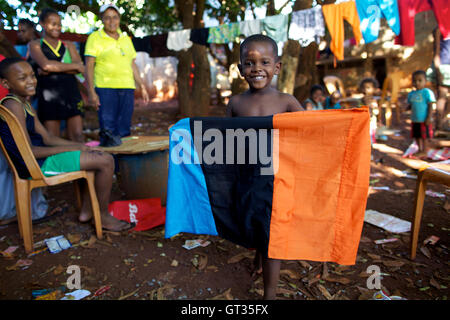 - Chagos 04/04/2012 - Maurice - Quelques Chagossiana réfugiés dans le bidonville de Baie du Tombeau, Île Maurice, avec les chagossiens drapeau - Olivier Goujon / Le Pictorium Banque D'Images