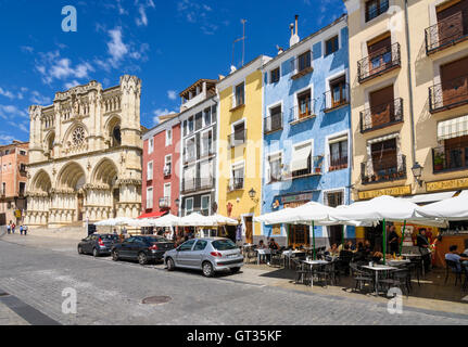 Cafés sous les bâtiments colorés de Plaza Mayor, Madrid, Castille La Manche, Espagne Banque D'Images