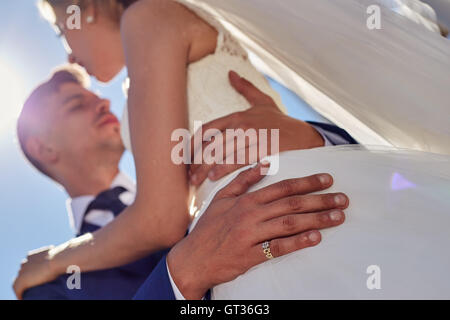 Close up hands de mariée marié embracing Banque D'Images