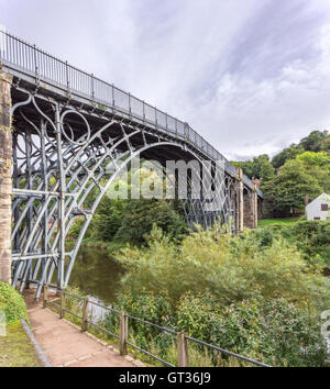 Historique Le pont de fer traverse la rivière Severn dans le village de Shropshire Telford Ironbridge près, England, UK Banque D'Images