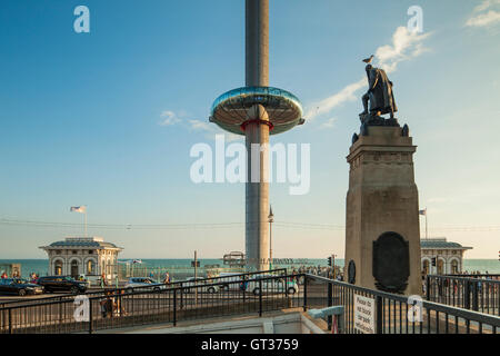 Après-midi d'été à plate-forme i360 à Brighton, East Sussex, Angleterre. Banque D'Images