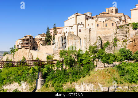 Le pont San Pablo falaise surplombée par les maisons suspendues de Cuenca, Castilla La Mancha, Espagne Banque D'Images