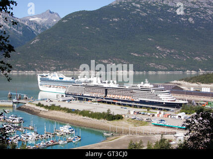 Les bateaux de croisière amarrés à Skagway ville, destination populaire en Alaska. Banque D'Images