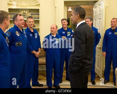 Président américain Barack Obama salue la navette spatiale Atlantis STS-132 crew dans le bureau ovale de la Maison Blanche le 26 juillet 2010 à Washington, DC. De gauche à droite, le commandant de la mission STS-132 Ken Ham ; Expedition 22/23 Mécanicien de T.J. Creamer, spécialistes de mission STS-132 Piers Sellers, Garret Reisman, Steve Bowen et spécialiste de mission STS-132 ; Michael bon ; STS-132 Pilot Tony Antonelli. Banque D'Images