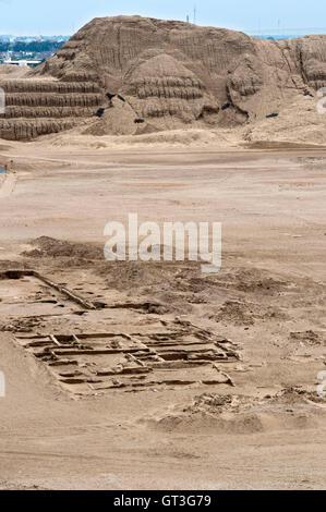 Huaca del sol , temple du soleil, pyramide d'adobe, le Pérou. La Huaca del Sol est un énorme l'adobe (brique de boue) la civilisation Moche pyramide, construit dans au moins huit différents stades entre 0-600 annonce sur le site de Cerro Blanco dans la vallée de moche de la côte nord du Pérou. La Huaca del Sol (le nom signifie culte ou Pyramide du soleil) est la plus grande pyramide de brique de boue dans le continent américain Banque D'Images