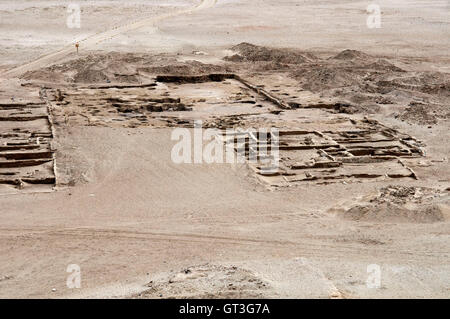 Huaca del sol , temple du soleil, pyramide d'adobe, le Pérou. La Huaca del Sol est un énorme l'adobe (brique de boue) la civilisation Moche pyramide, construit dans au moins huit différents stades entre 0-600 annonce sur le site de Cerro Blanco dans la vallée de moche de la côte nord du Pérou. La Huaca del Sol (le nom signifie culte ou Pyramide du soleil) est la plus grande pyramide de brique de boue dans le continent américain Banque D'Images