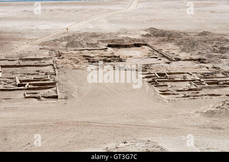 Huaca del sol , temple du soleil, pyramide d'adobe, le Pérou. La Huaca del Sol est un énorme l'adobe (brique de boue) la civilisation Moche pyramide, construit dans au moins huit différents stades entre 0-600 annonce sur le site de Cerro Blanco dans la vallée de moche de la côte nord du Pérou. La Huaca del Sol (le nom signifie culte ou Pyramide du soleil) est la plus grande pyramide de brique de boue dans le continent américain Banque D'Images