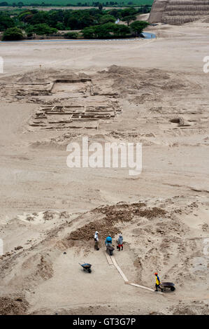 Huaca del sol , temple du soleil, pyramide d'adobe, le Pérou. La Huaca del Sol est un énorme l'adobe (brique de boue) la civilisation Moche pyramide, construit dans au moins huit différents stades entre 0-600 annonce sur le site de Cerro Blanco dans la vallée de moche de la côte nord du Pérou. La Huaca del Sol (le nom signifie culte ou Pyramide du soleil) est la plus grande pyramide de brique de boue dans le continent américain Banque D'Images