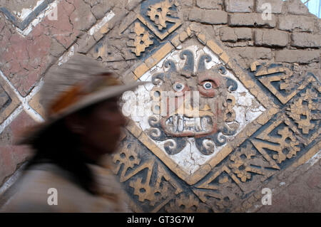 Détails d'une ancienne fresque de Huaca de la Luna à Trujillo, Pérou Banque D'Images