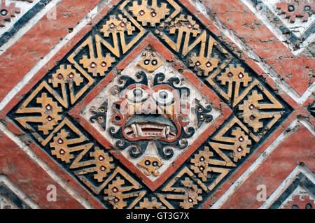 Détails d'une ancienne fresque de Huaca de la Luna à Trujillo, Pérou Banque D'Images