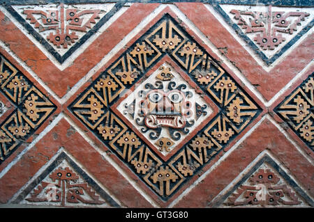 Détails d'une ancienne fresque de Huaca de la Luna à Trujillo, Pérou Banque D'Images