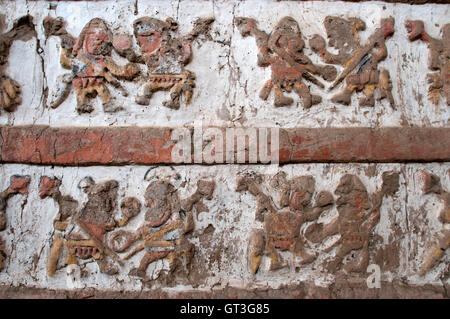 Détails d'une ancienne fresque de Huaca de la Luna à Trujillo, Pérou Banque D'Images