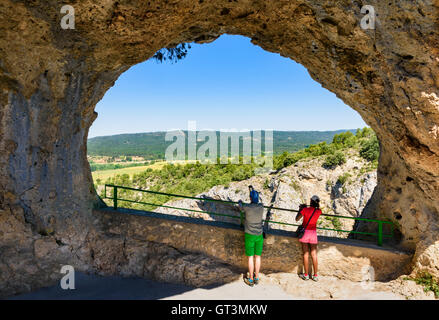 Les touristes à la recherche à travers l'Ventano del Diablo, Cuenca, Castilla La Mancha, Espagne Banque D'Images