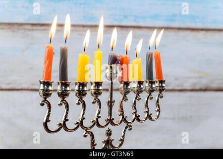 Hanukkah menorah avec des bougies et de l'argent dreidel. La menorah sur table en bois. Hannoucah Banque D'Images