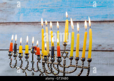 Hanukkah menorah avec des bougies et de l'argent dreidel. La menorah sur table en bois. Hannoucah Banque D'Images